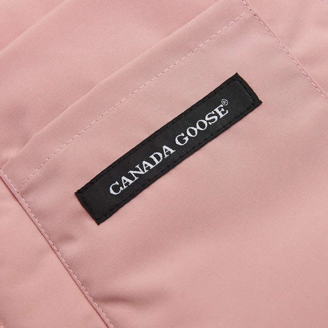 P360 Pink] Canada Goose Canada Goose #Freestyle Crew 4154M Men’s and Women’s Vest Down# ➖ Genuine synchronous anti-counterfeiting chip sensor! ➖ Imported Behringer embroidery machine to customize 10,000-needle embroidery logo! ➖ Imported 21-count polyester-cotton blended original fabric, using Feather-Light 10D waterproof coating fabric, made of 84.5% polyester fiber and 15.5% cotton, 100% the best feel in the entire network! ➖ The genuine official website uses the national standard 80 white duck down, and will never be misled by false claims such as 90 down or goose down! ➖ 100% nylon nylon lining with double double-layer sealing design to prevent velvet from running away. Top-grade polar fleece is used in the collar and pockets to keep warm and comfortable! ➖ Yoshida YKK provides original custom-made electroplated sliders. YKK two-way lockable zippers are tight and smooth and will not peel off paint! ➖ 3M composite original Velcro is durable, and all accessories and hardware are disassembled and customized! ⛔No slander, no exaggeration, no need for too much copywriting, because it is focused, it is professional!  SIZE: XS S M L [Attached: Size chart]